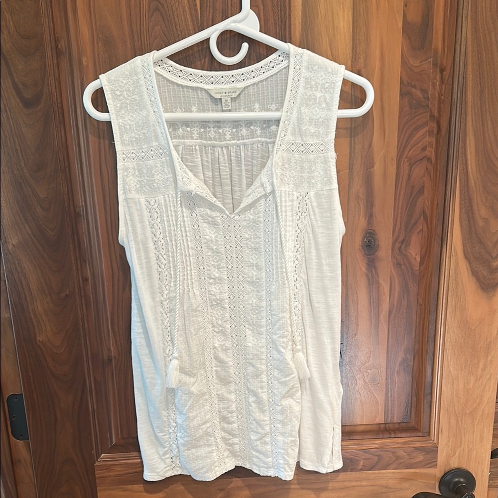 Lucky brand Women’s sleeveless top - size medium